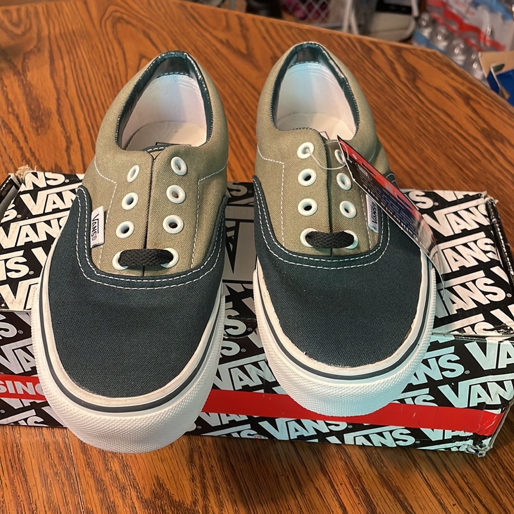 Vans Off-the-wall Era style sneaker, unisex, M5.5, W7. Darkest spruce/Moss Gray - Picture 2 of 15